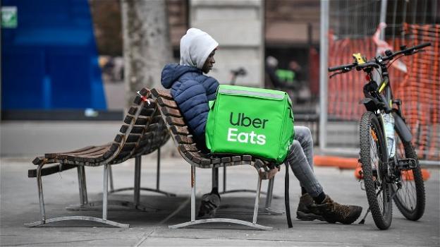 Uber Eats Italia accusata di caporalato, sfruttamento del lavoro e minacce ai riders