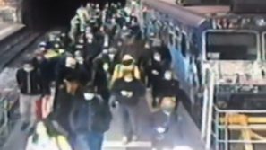 Napoli, assembramento in Cumana: 100 passeggeri senza biglietto e senza mascherina