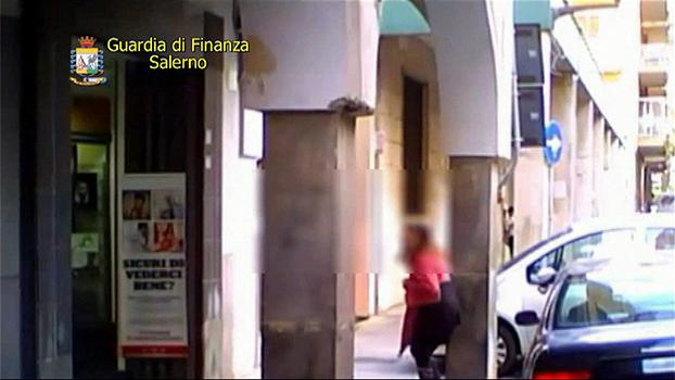 Salerno: da 7 anni prendeva la pensione in quanto cieca, sorpresa a guardare le vetrine