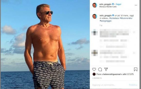 Ezio Greggio al mare con fisico scultoreo, compare anche il like di Belen Rodriguez