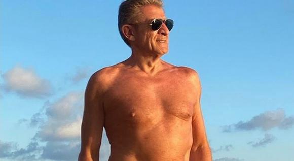 Ezio Greggio al mare con fisico scultoreo, compare anche il like di Belen Rodriguez