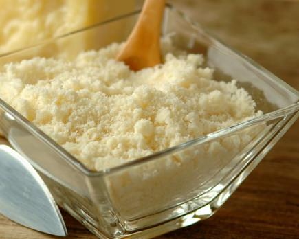 Mescolano pelle dei piedi al formaggio grattugiato per scherzo: arrestate