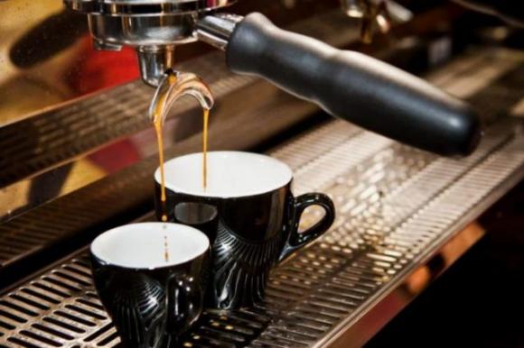 Napoli, bar serve caffè ai clienti dalla finestra: sanzionato il titolare