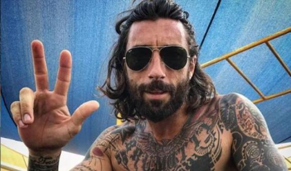 Milano, Brumotti aggredito a pietrate durante un servizio sulla droga