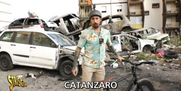 Milano, Brumotti aggredito a pietrate durante un servizio sulla droga