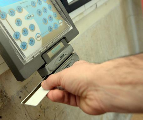 Napoli: file lunghissime per le carte di identità online mentre i dipendenti giocano a poker online