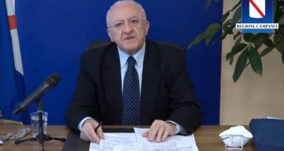 De Luca con il lanciafiamme diventa una bomboniera per le feste di laurea
