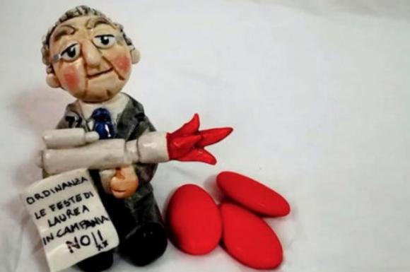 De Luca con il lanciafiamme diventa una bomboniera per le feste di laurea