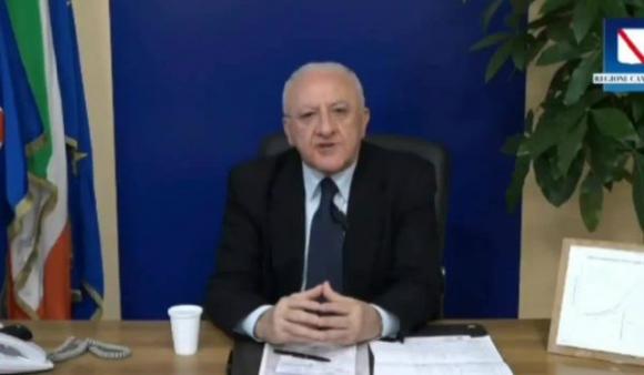 De Luca con il lanciafiamme diventa una bomboniera per le feste di laurea