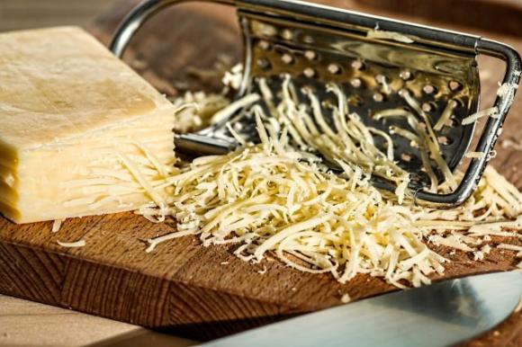 Mescolano pelle dei piedi al formaggio grattugiato per scherzo: arrestate