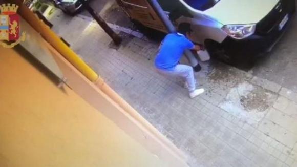 Lascia una recensione negativa sul ristorante: titolare gli dà fuoco al furgone