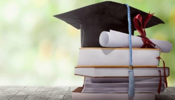 Firenze, si laurea fuoricorso di 50 anni: “Sono uno studente lento”