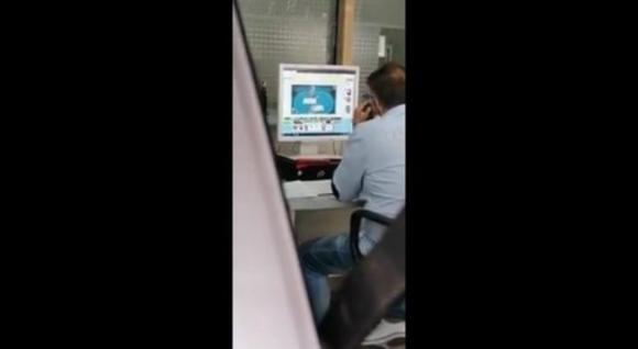 Napoli: file lunghissime per le carte di identità online mentre i dipendenti giocano a poker online