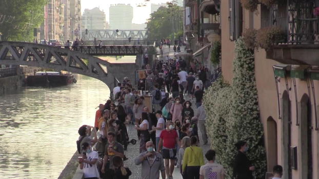 Milano: folla sui Navigli senza mascherine, divieti e distanze non rispettate. Rischio di richiudere tutto