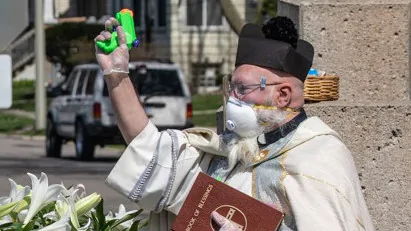 Coronavirus: negli USA parte la benedizione con pistola d’acqua a distanza