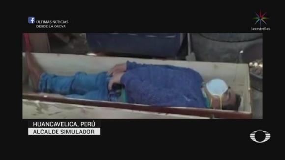 Sindaco peruviano elude il lockdown per ubriacarsi, poi si nasconde in una bara fingendosi morto