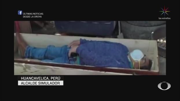 Sindaco peruviano elude il lockdown per ubriacarsi, poi si nasconde in una bara fingendosi morto
