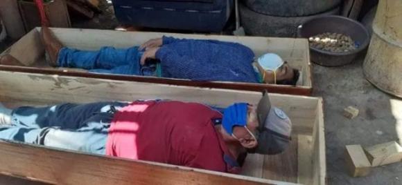 Sindaco peruviano elude il lockdown per ubriacarsi, poi si nasconde in una bara fingendosi morto