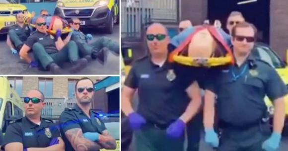 Soccorritori ballano come ai funerali ghanesi con il paziente in barella. Bufera sui social