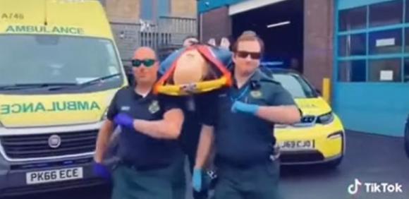 Soccorritori ballano come ai funerali ghanesi con il paziente in barella. Bufera sui social