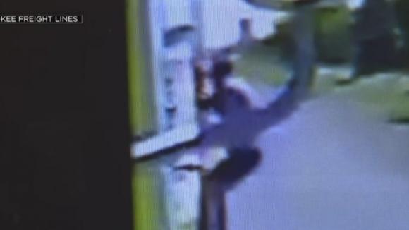 California: uomo si aggrappa ad autobotte e beve vino dal silos mentre è in corsa
