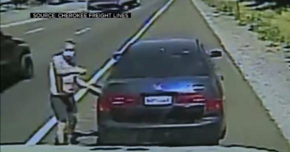 California: uomo si aggrappa ad autobotte e beve vino dal silos mentre è in corsa