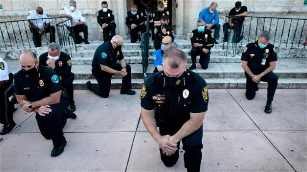 Florida, USA: solidarietà per George Floyd, agenti di polizia in ginocchio insieme ai cittadini