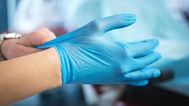 Coronavirus, l’OMS considera l’utilizzo dei guanti inutile e dannoso