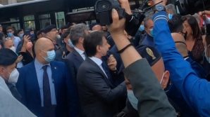 Conte travolto dalla rabbia dei cittadini: