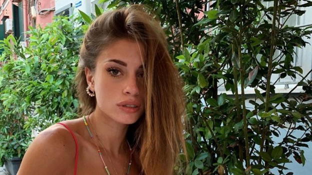 Chiara Nasti: il medico estetico parla del suo lato B rifatto, lei si sfoga sui social