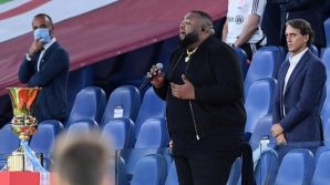 Finale di Coppa Italia, Sergio Sylvestre si blocca mentre canta l’Inno di Mameli