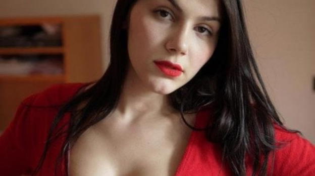 Valentina Nappi minaccia di entrare in politica per difendere i film porno online