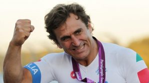 Alex Zanardi, condizioni stazionarie: la famiglia chiede lo stop dei bollettini medici