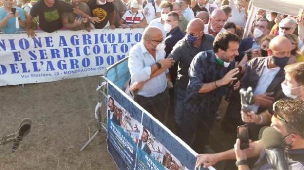 Matteo Salvini contestato a Mondragone, ma lui non ci sta: "Sono dei delinquenti a libro paga della camorra"