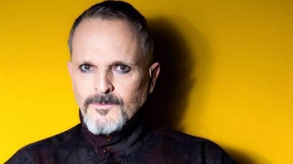 Miguel Bosé e le teorie del complotto: “No a 5G, vaccini e Bill Gates”