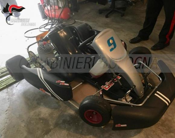 Riesce a scappare dai carabinieri con il Go Kart, poi li insulta in diretta social e viene arrestato