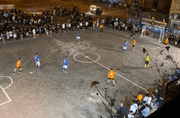 Napoli: mega torneo di calcetto abusivo con fumogeni e folla assembrata in piazza