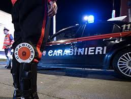 Trieste: ubriaco infastidisce i clienti di un locale e poi aggredisce i carabinieri con mosse di karate scomposte