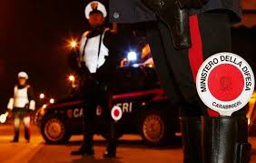 Trieste: ubriaco infastidisce i clienti di un locale e poi aggredisce i carabinieri con mosse di karate scomposte