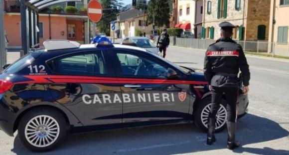 Trieste: ubriaco infastidisce i clienti di un locale e poi aggredisce i carabinieri con mosse di karate scomposte