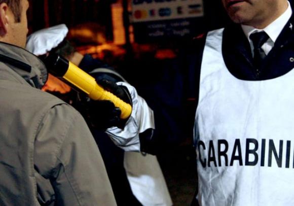 Trieste: ubriaco infastidisce i clienti di un locale e poi aggredisce i carabinieri con mosse di karate scomposte