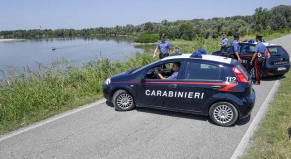 Beccato con la droga si tuffa nel Po e scappa a nuoto