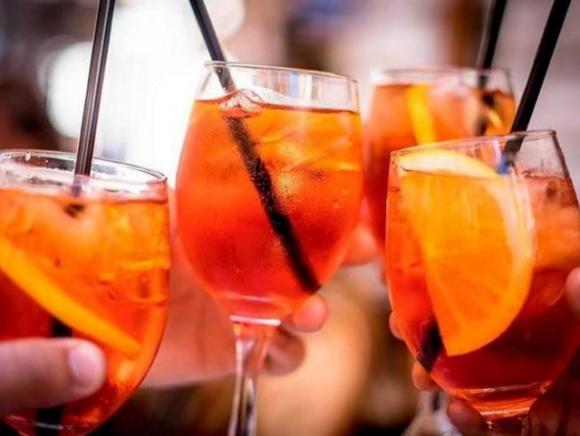 Padova: “ci protegge l’alcool” immortalata la frase sulla vetrina del bar