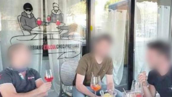 Padova: “ci protegge l’alcool” immortalata la frase sulla vetrina del bar