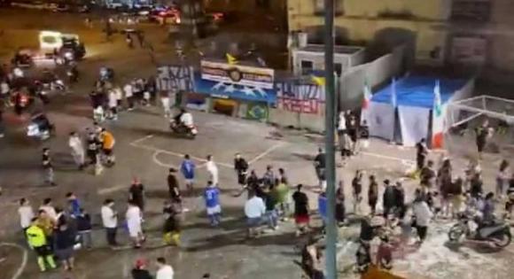 Napoli: mega torneo di calcetto abusivo con fumogeni e folla assembrata in piazza