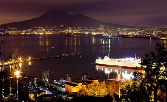 Napoli: mega torneo di calcetto abusivo con fumogeni e folla assembrata in piazza
