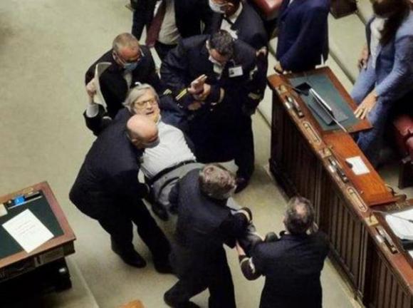 Vittorio Sgarbi insulta magistrati e deputate, espulso alla camera e portato fuori di peso