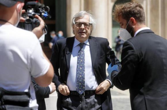 Vittorio Sgarbi insulta magistrati e deputate, espulso alla camera e portato fuori di peso