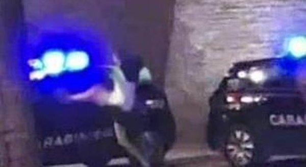 Porto Recanati: ubriaco tira un calcio all’auto dei carabinieri, cade e si rompe un ginocchio