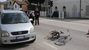 Donna urta la bici dell’anziano e la fa cadere, lui inizia ad urlare e bestemmiare senza freni